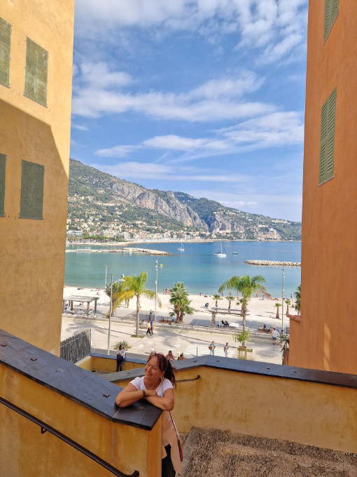 Menton šarene fasade i pogled na more na Azurnoj obali